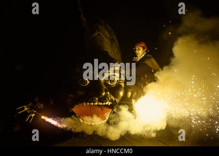 Barcelone, Espagne. Feb 11, 2017. Un feu d'artifice déclenche sa bête s'il est effectué par le quartier gothique de Barcelone au cours de la 'correfocs' (fire-va) à la ville's Winter Festival "Santa Eulalia" 2017 Crédit : Matthias Rickenbach/Alamy Live News Banque D'Images