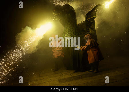 Barcelone, Espagne. Feb 11, 2017. Un feu d'artifice déclenche sa bête s'il est effectué par le quartier gothique de Barcelone au cours de la 'correfocs' (fire-va) à la ville's Winter Festival "Santa Eulalia" 2017 Crédit : Matthias Rickenbach/Alamy Live News Banque D'Images