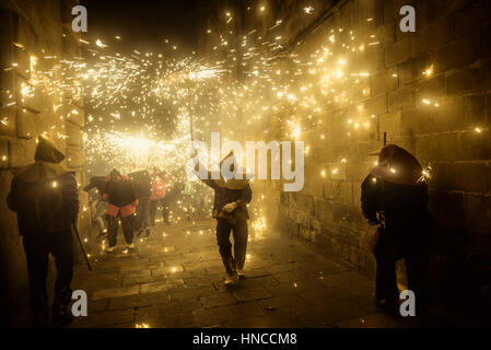 Barcelone, Espagne. Feb 11, 2017. Les membres de divers groupes-correfoc dans leurs costumes diable provoquer d'artifice pendant les 'correfocs' (fire-va) à Barcelone, le festival de la ville d'hiver "Santa Eulalia" 2017 Crédit : Matthias Rickenbach/Alamy Live News Banque D'Images