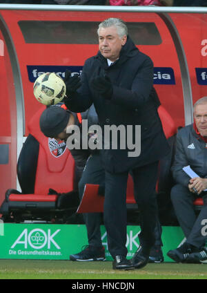 Berlin, Allemagne. Feb 11, 2017. L'entraîneur Carlo Ancelotti Bayern au cours de gestes la Bundesliga match de foot entre FC Ingolstadt 04 et le Bayern de Munich à Ingolstadt, Allemagne, le 11 février 2017. Le Bayern Munich a gagné 2-0. Crédit : Philippe Ruiz/Xinhua/Alamy Live News Banque D'Images