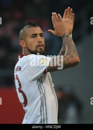 Berlin, Allemagne. Feb 11, 2017. Le Bayern Munich Arturo Vidal gestes au cours de la Bundesliga match de foot entre FC Ingolstadt 04 et le Bayern de Munich à Ingolstadt, Allemagne, le 11 février 2017. Le Bayern Munich a gagné 2-0. Crédit : Philippe Ruiz/Xinhua/Alamy Live News Banque D'Images