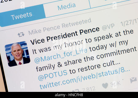 Le Vice-président américain Mike Pence Tweet sur l'écran du téléphone mobile - USA Banque D'Images