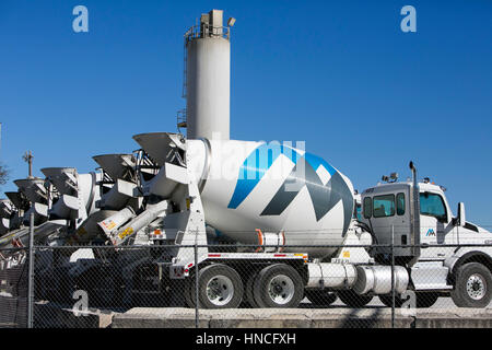 Martin Marietta un logo sur les camions de ciment à San Antonio, Texas, le 29 janvier 2017. Banque D'Images