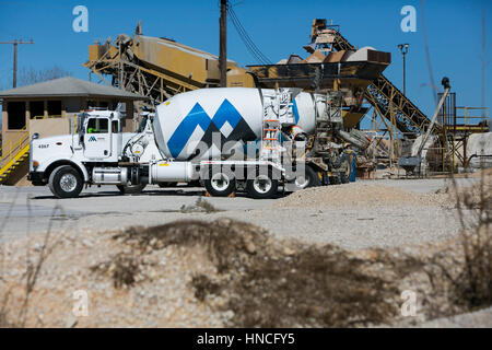 Martin Marietta un logo sur les camions de ciment à San Antonio, Texas, le 29 janvier 2017. Banque D'Images