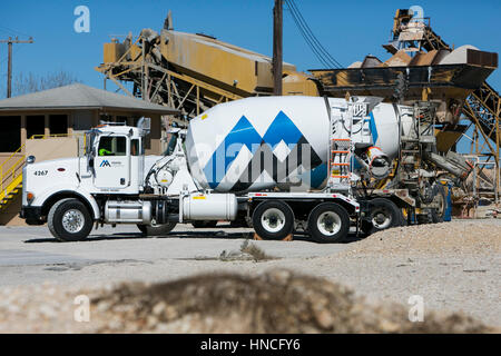 Martin Marietta un logo sur les camions de ciment à San Antonio, Texas, le 29 janvier 2017. Banque D'Images