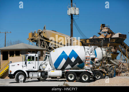 Martin Marietta un logo sur les camions de ciment à San Antonio, Texas, le 29 janvier 2017. Banque D'Images