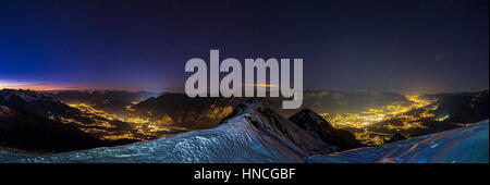 Au crépuscule de l'Inntal, montagnes de Wetterstein Zugspitze avec sur la gauche, sur la Nordkette Innsbruck avec droit Banque D'Images