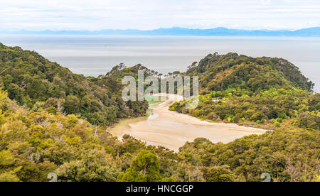 Vue sur mer et plage, parc national Abel Tasman, Région de Tasman, Southland, Nouvelle-Zélande Banque D'Images
