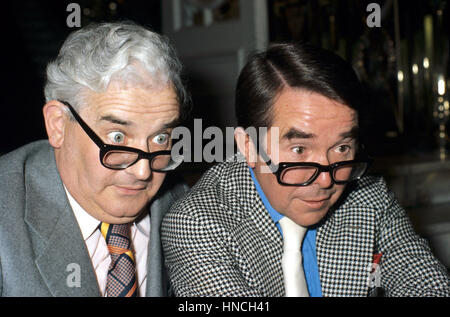 31 mars 2016 - Fichier - RONALD RONNIE CORBETT, (4 décembre 1930 - 31 mars 2016, est un humoriste, acteur, écrivain, animateur et comédien, mieux connu pour sa longue association avec Ronnie Barker dans les deux Ronnies. Il a pris de l'importance de David Frost 1960 comédie satirique le gel du programme (rapport avec Barker). Photo : 1977 Ronnie Barker et Ronnie Corbett. (Crédit Image : © Photos divertissement via ZUMA Press) Banque D'Images