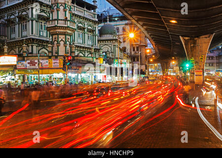 L'heure de pointe, la circulation, les bandes de lumière en face de la mosquée Masjid Minara, crépuscule, district Pydhonie, Mumbai, Maharashtra, Inde Banque D'Images