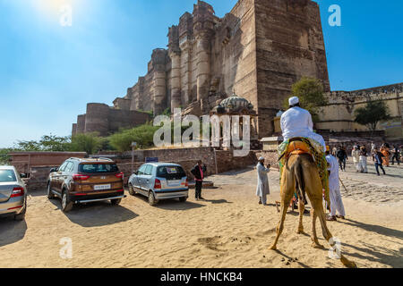 Jodhpur, Inde, 16 janvier 2017 - Un touriste Indien sur un chameau à l'extérieur de l'imposant Fort Mehrangarh dans Jodhpur. Banque D'Images