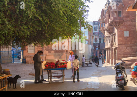 Jodhpur, Inde, le 16 janvier 2017 - Un vieil homme vend des couvertures dans une rue de Jodhpur. Banque D'Images