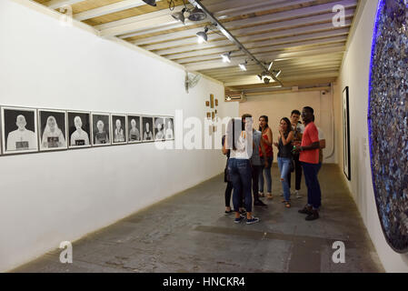 Fabrica de Arte, un immense quartier rénové ancienne usine à Vedado, La Havane a été conçu pour les personnes de profiter de l'art. Cet entrepôt à l'espace s'adresse à des foules de gens et de touristes qui viennent ici pour regarder des spectacles en direct et d'admirer les différentes expositions artistiques. Cette entreprise est l'idée de X Alfonso, un artiste populaire cubaine. Banque D'Images