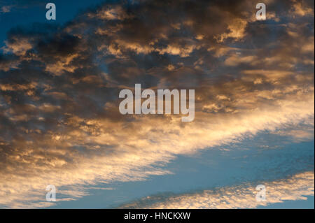 Nuages dans le ciel, l'aube, lumière du matin, full frame. L'Ombrie, Italie Banque D'Images