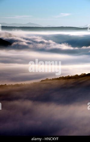 Brouillard sur la vallée du Tibre. Province de Terni. L'Ombrie. Italie Banque D'Images