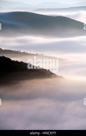 Brouillard sur la vallée du Tibre. Province de Terni. L'Ombrie. Italie Banque D'Images