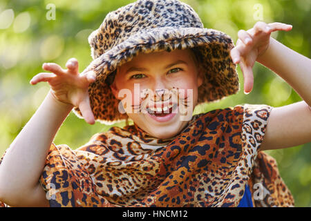 Creative enfant jouant dans Leopard costume en face de la classe fantasy paiting Banque D'Images