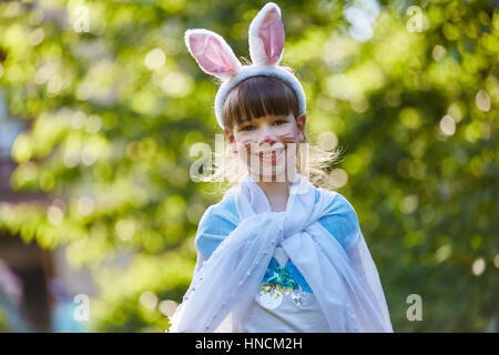 Happy girl costume de lapin avec rire après carnival Banque D'Images