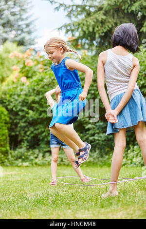 Les filles s'amuser et jouer saut corde à sauter jeu chinois Banque D'Images