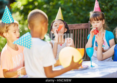 Les enfants célébrer ensemble et s'amuser at Birthday party Banque D'Images