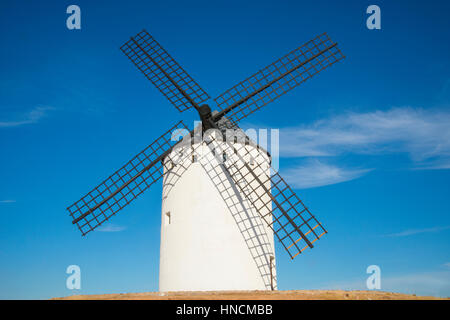 Moulin à vent. Alcazar de San Juan, Ciudad Real province, Castilla La Mancha, Espagne. Banque D'Images