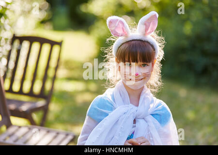 Fille habillée comme bunny dans Carnaval avec la peinture pour le visage Banque D'Images