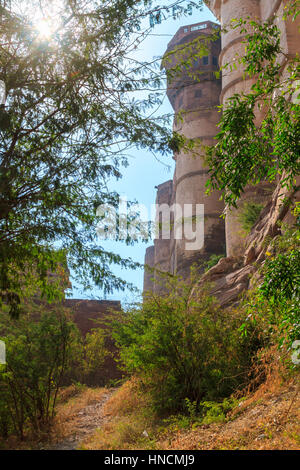 Un petit chemin sur le côté de la Mehrangarh Fort de Jodhpur, Rajasthan. Banque D'Images