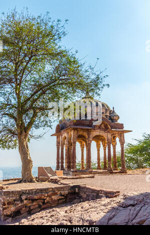 Une pierre plate-forme (mandapa) à l'extérieur de l'entrée du Fort de Mehrangarh de Jodhpur, Inde Banque D'Images