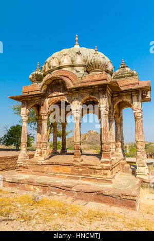 Une pierre plate-forme (mandapa) à l'extérieur de l'entrée du Fort de Mehrangarh de Jodhpur, Inde Banque D'Images