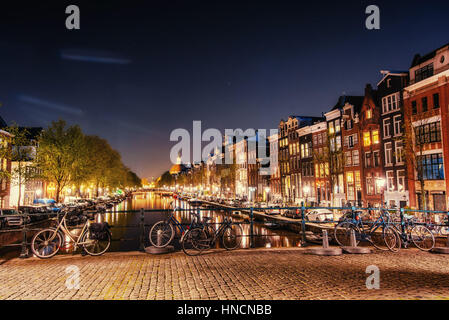 Les vélos garés le long d'un pont sur les canaux d'Amsterdam, Net Banque D'Images