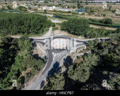 Vue aérienne nouveau rond-point avec réverbères Banque D'Images