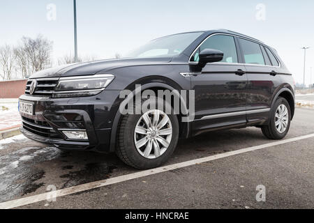 Hambourg, Allemagne - 10 Février 2017 : une photo de deuxième génération Volkswagen Tiguan, 4x4 R-Line. Véhicule multisegment compact noir VUM manufactur Banque D'Images