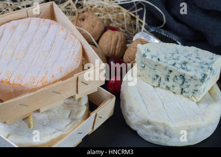 Les fromages français sur plateau en pierre noire Banque D'Images