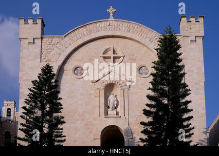 Façade de St Vincent de Paul chapelle construite dans le style néo-roman qui sert l'Hospice catholique de Saint Vincent de Paul à Jérusalem, situé dans le quartier de Mamilla, près de la vieille ville de Jérusalem Israël Banque D'Images