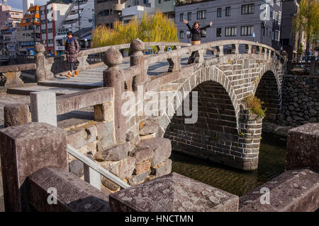 Scène de rue, spectacles Bridge, Nagasaki, Japon. Banque D'Images
