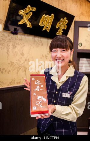 Girl montrant Castella génoise, est un gâteau populaire, dans Edomachi Bunmeido shop à 1-1, la vente de gâteau Castella depuis 1900, Nagasaki, Japon. Banque D'Images