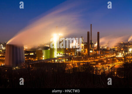 L'Allemagne, en Rhénanie du Nord-Westphalie, région de la Ruhr, Duisburg, ThyssenKrupp Steel Plant dans le district Bruckhausen, vue depuis le Alsumer Berg. Banque D'Images