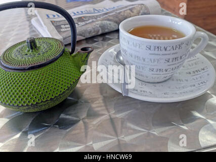 Tasse de thé de menthe poivrée avec théière en espagnol cafe Banque D'Images