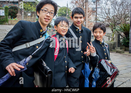 Les étudiants, en pente Hollander, Nagasaki, Japon. Banque D'Images