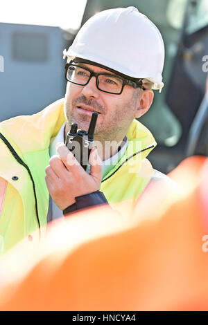 Certain superviseur en utilisant walkie-talkie at construction site Banque D'Images