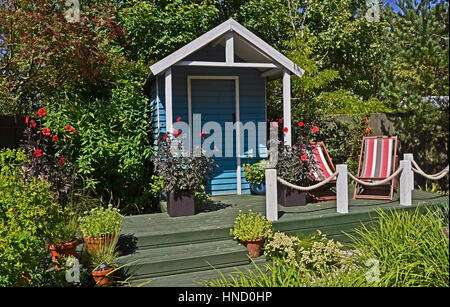 Maison d'été avec terrasses, avec des conteneurs de fleurs de dahlias et de coin Banque D'Images