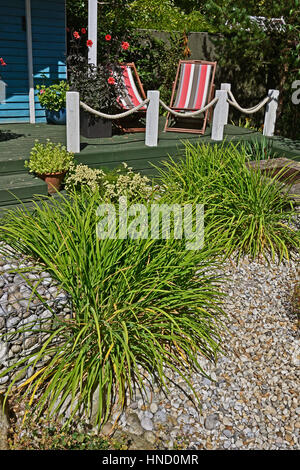 Maison d'été avec terrasses, avec des conteneurs de fleurs roses, d'herbes et de coin Banque D'Images