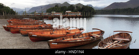 Misty coucher de soleil sur des bateaux sur le lac Derwentwater, Keswick, Parc National de Lake district, comté de Cumbria, Angleterre, Royaume-Uni Banque D'Images