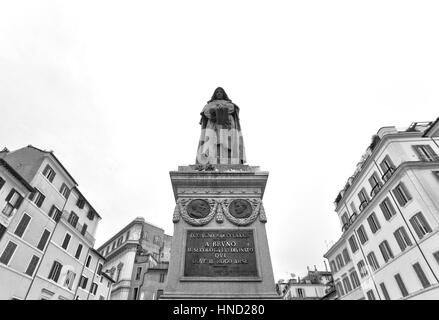 Rome, Italie - 8 janvier 2017 : Giordano Bruno's statue monumentale dans la Piazza Campo de Fiori, Rome. Le monument a été érigé en 1889 où il a été exacty Banque D'Images