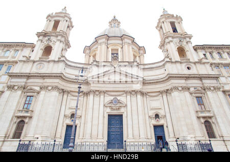 Rome, Italie - 8 janvier 2017 : Sant'Agnese in Agone's façade dans la Piazza Navona, Rome (Italie). Peu de personnes non identifiées entrant dans l'un des trois principaux Banque D'Images