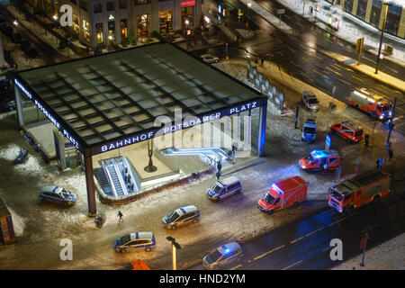 BERLIN, ALLEMAGNE - le 12 janvier 2017 : services d'urgence déployés autour de l'entrée de la station de train de banlieue à la Potsdamer Platz à Berlin, Allemagne Banque D'Images