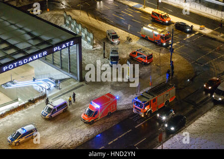 BERLIN, ALLEMAGNE - le 12 janvier 2017 : services d'urgence déployés autour de l'entrée de la station de train de banlieue à la Potsdamer Platz à Berlin, Allemagne Banque D'Images
