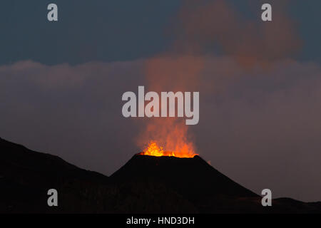 Ile de la réunion Piton de la fournaise l'éruption du volcan avec écoulement de lave et de vapeur dans la nuit Banque D'Images