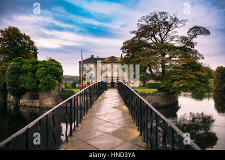 Wakefield, Royaume-Uni - Octobre 20, 2016 : Walton Hall, un hôtel 4 étoiles dans un cadre pittoresque de douces collines boisées avec son propre lac, une toile de l'anc Banque D'Images