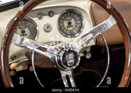 Vérone, Italie - 09 mai, 2015 détails : Planche de bord d'une vieille voiture d'époque. Banque D'Images